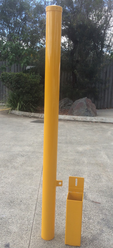 REMOVABLE-BOLLARD-WITH-HINGE-FLAP